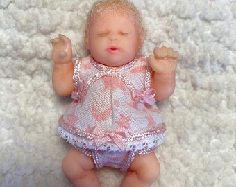 Mini resin baby dollhouse miniatures 1:12 scale