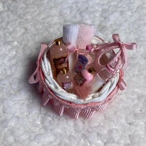 Puppenhaus. Miniaturansichten. Babykorb im Maßstab 1/12.
