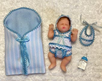 Dollhouse. 1/12 miniatures. Resin baby with lullaby.