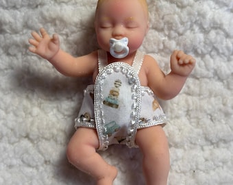 Zuru Mini Babykleding, 6 cm baby. Poppenhuis en miniaturen.
