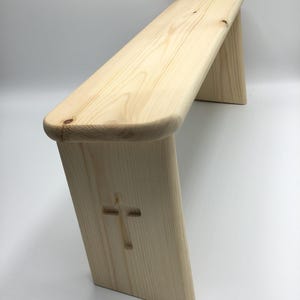 軽量で持ち運び可能な、両脚にキリスト教の十字架の彫刻が施された折りたたみ式の瞑想/祈りのスツール。あなたの祈りの生活を一変させます。