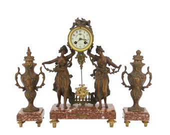 C.L. Fournier á Angoulême Reloj de guarnición 'Les Fauvettes' y dos jarrones decorativos