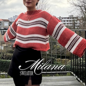 Puede incluir: Un suéter de punto de manga larga con rayas horizontales en terracota, blanco y marrón oscuro. La prenda tiene un cuello redondo acanalado y mangas anchas. El texto Milana SWEATER está impreso en blanco en la parte delantera.