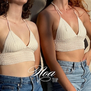 Puede incluir: Dos tops halter de ganchillo en color blanco roto con un corpiño triangular acanalado y una banda inferior con patrón de malla. El texto "Noa TOP" está superpuesto en letra blanca y fuente sans-serif en el centro de la imagen.