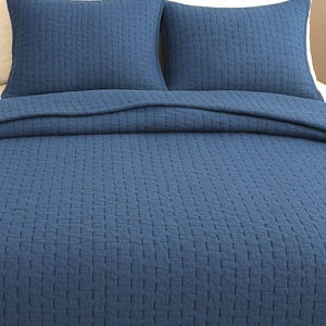 Trapunta Kantha blu con cuciture nere a mano, copriletto in cotone fatto a mano, biancheria da letto boho, coperta matrimoniale.