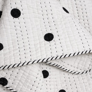 Edredón Kantha de lunares negros, manta de algodón reversible cosida a mano, colcha bohemia, manta Kantha india.