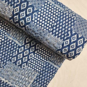 Handgefertigte blaue Kantha-Steppdecke, handbedruckte Baumwolldecke, wendbare indische Tagesdecke, Steppdecke in King-Size.