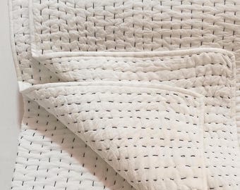 Colcha Kantha branca feita à mão, colcha de algodão tamanho queen com costura preta, manta indiana, colcha leve.
