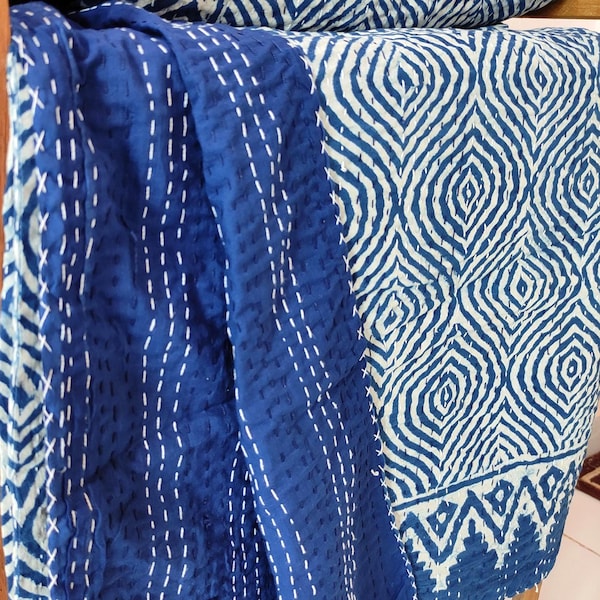 Handbedruckte Kantha-Steppdecke in Indigoblau, 100 % Baumwolle, Boho-Stil, Kingsize