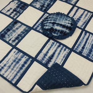 Couette pour bébé en patchwork kantha bleu et blanc, jeté en coton indien fait main, couverture respirante légère, couette en coton cousue à la main.
