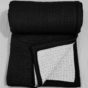 Handgefertigte, wendbare schwarze Kantha-Steppdecke, handgenähte Tagesdecke aus Baumwolle, Boho-Decke im indischen Stil, Ganzjahresbettwäsche.