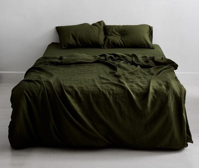 Pode incluir: Um conjunto de roupa de cama de linho verde escuro com um len&ccedil;ol plano, um len&ccedil;ol de el&aacute;stico e duas fronhas. A roupa de cama &eacute; feita de 100% linho e &eacute; macia e respir&aacute;vel.