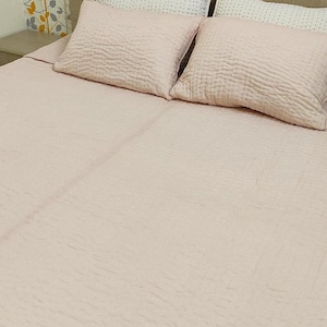 Persikofärgad bomull Kantha-täcke, handgjort överkast i queen size-storlek, indisk boho sängkläderdekor.
