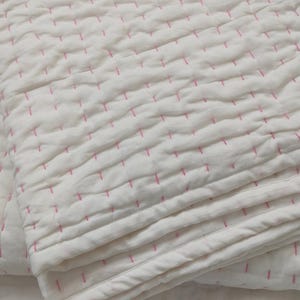 Cubrecama tamaño Queen cosido a mano, edredón Kantha blanco hecho a mano con costuras rosas, manta de algodón liviana.