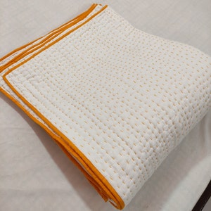 Edredón Kantha de algodón blanco, edredón blanco suave con hilo amarillo cosido a mano Kantha cubierta de cama hecha a mano manta de edredón tirar reina rey ART018 imagen 1