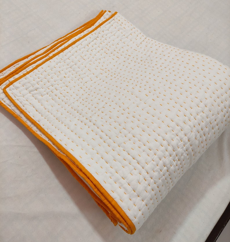 Edredón Kantha de algodón blanco, edredón blanco suave con hilo amarillo cosido a mano Kantha cubierta de cama hecha a mano manta de edredón tirar reina rey ART018 imagen 1