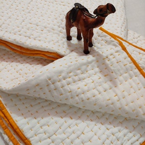 Edredón Kantha de algodón blanco, edredón blanco suave con hilo amarillo cosido a mano Kantha cubierta de cama hecha a mano manta de edredón tirar reina rey ART018 imagen 7