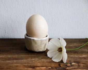 Egg cup PUR in matt white, light gray matt, shades of pink matt, potted, for medium to large eggs, ceramic stoneware, minimalist