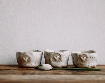 Steinzeug Keramik Eierbecher PUR mit Herz in shiny white