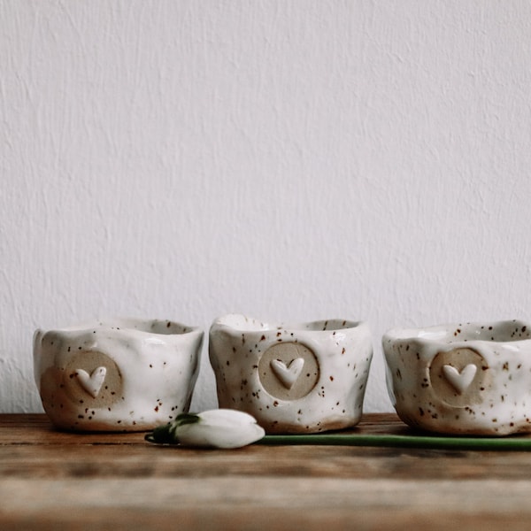 Steinzeug Keramik Eierbecher PUR mit Herz in shiny white