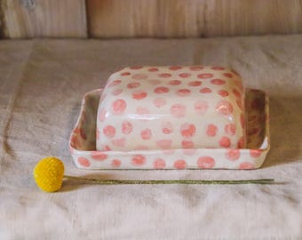 Mantequillera con tapa, lunares rosas, tamaños de mantequilla europeos