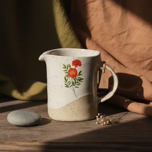 Keramikkrug mit Tagetes Dekor, white shiny glasiert, 500 ml oder 1 l, handgetöpfert