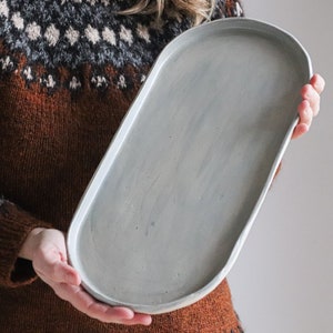 Serveringsfat, kakfat, dekorativt fat, handdrejat stengods, 38 x 18,5 cm, finns i 27 olika färger.