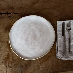 Dinner plates, flat, various colors and sizes