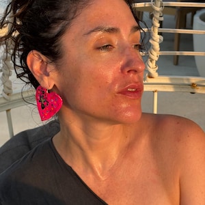PENDIENTES CORAZON FLÚOR Rosa Livianos con puntos únicos y originales  Arte en tu oreja  Exclusivos Pendientes Boho Frida, Regalo mujer