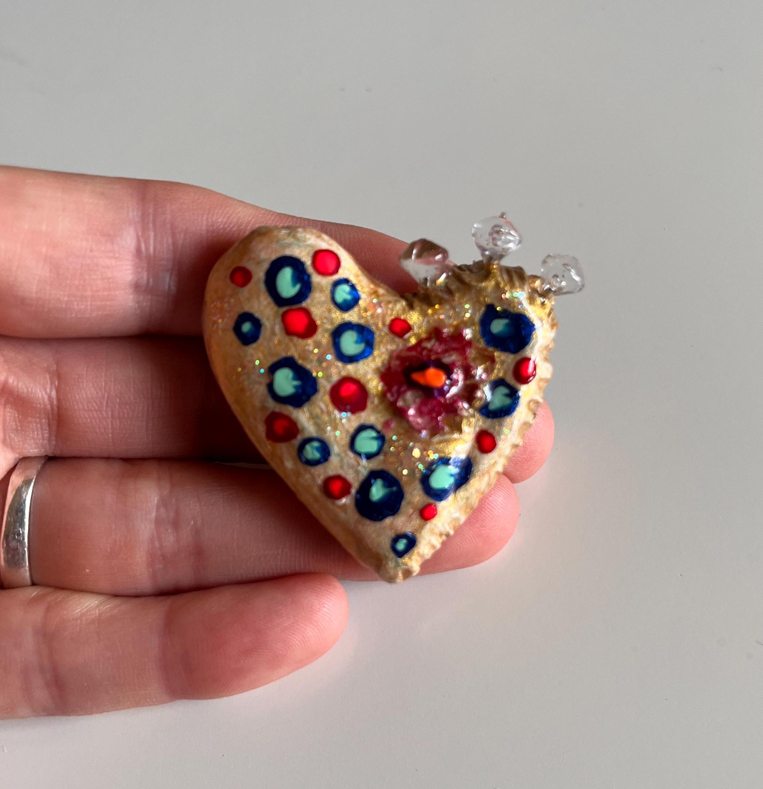 BROCHE DORADO CORAZÓN regalo amor agujas diamante pieza asimétrica y única.
