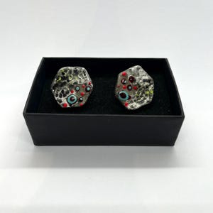 PENDIENTES PEQUEÑOS GRIS Chic Tercer Ojo y originales Arte en tu oreja Exclusivos Pendientes Boho Regalo mujer único.