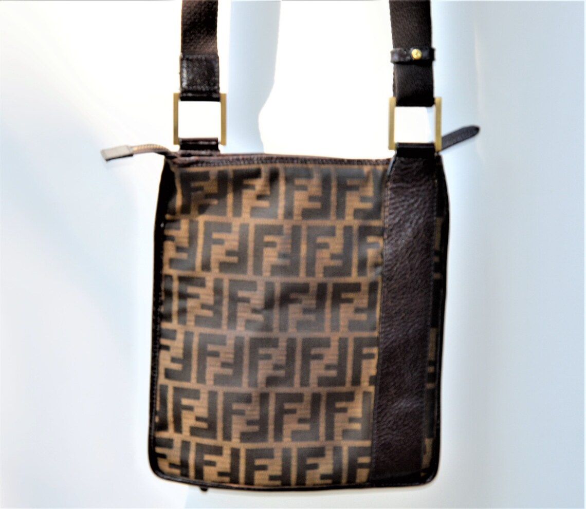 AUTH. Borsa FENDI Unisex - Tracolla Fendi - Fendi monogram tessuto FF - Fendi zucca - Borsa sportiva - Fendi vintage - Borsello uomo Fendi, foto 1 di 5