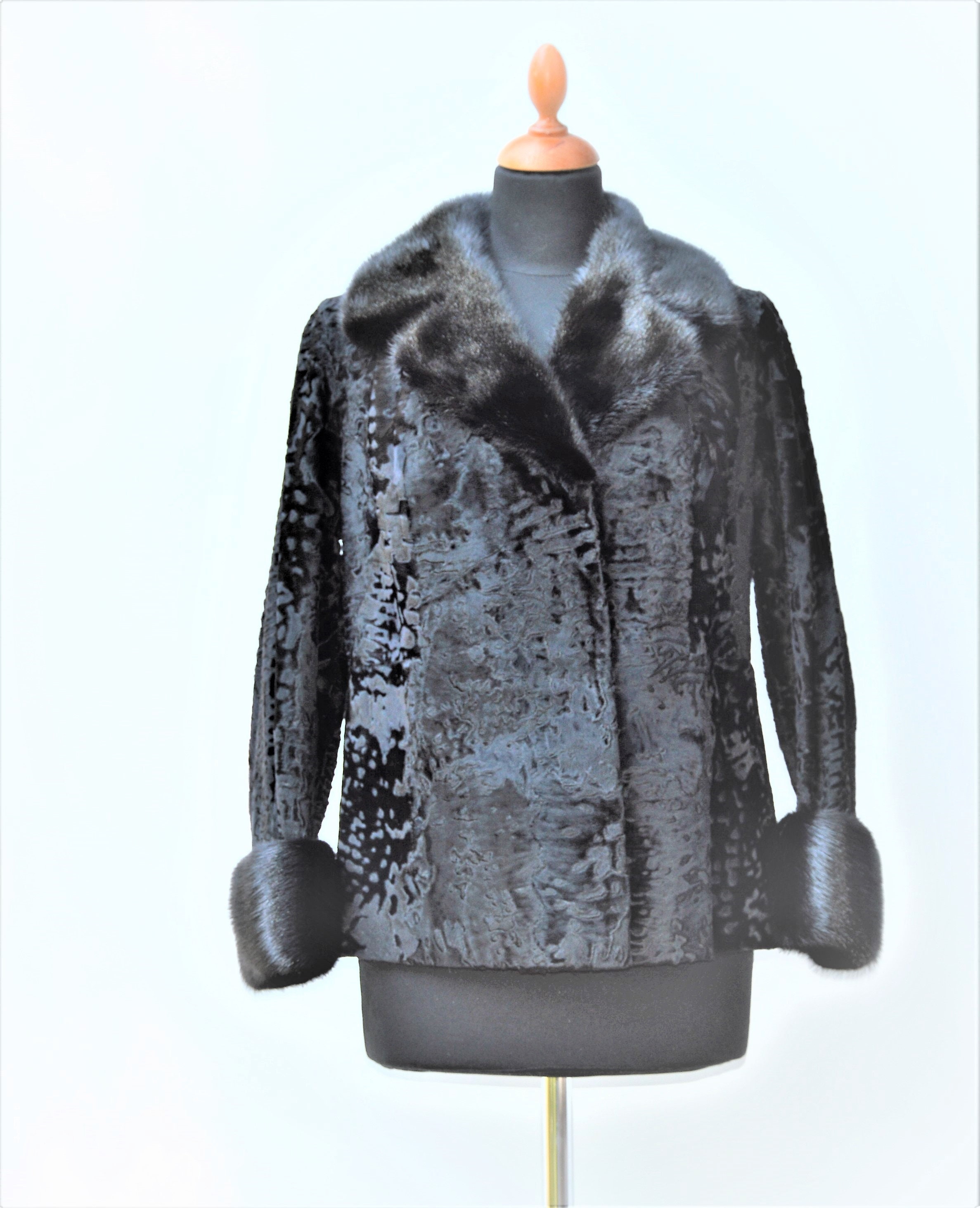 Jas in Astrakan Vintage Franse jaren '70 Made in Toulon Fur Coat korte jas Zwarte Mantea in lamsbont Kleding Dameskleding Jacks & Jassen 