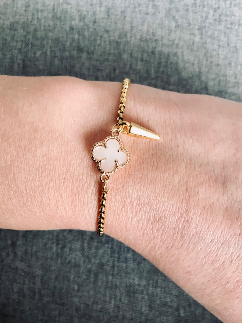 Minimalist women/'s trendy adjustable bracelet with a pendant
