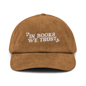 In Books We Trust Cordmütze | Bücherwurm Herbst Hut | Buchliebhaber Mütze | Lehrer Bibliothekar Buch Geschenk | Gruseliger Bücherwurm Hut Geschenk | Buchwurm Geschenk