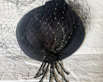 Black Veil Fascinator Hat – Gothic Bridal Headpiece, Vintage Mourning Hat, Elegant Cocktail Hat, Dark Romance Wedding Accessory