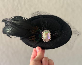 Elegant Black Feather Fascinator Hat – Vintage Gothic Mini Hat with Veil & Crystal Brooch – Tea Party, Derby, Burlesque, Victorian, Steampun