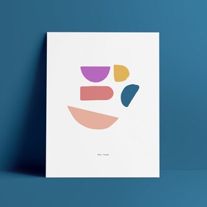 Puede incluir: Impresión de arte abstracto con un esquema de color rosa, amarillo, morado y azul. La impresión presenta una variedad de formas geométricas y el texto "Rise + Laugh".