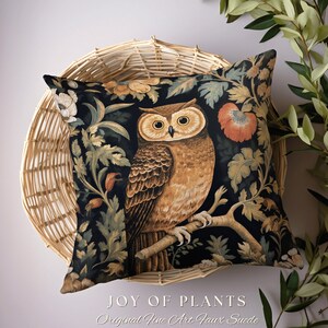 Op de afbeelding: Een decoratief kussen met een donkere achtergrond waarop een gedetailleerde illustratie van een uil op een tak zit, omringd door gestileerde planten en bloemen. De tekst "JOY OF PLANTS Original Fine Art Faux Suede" is onder de afbeelding gedrukt.