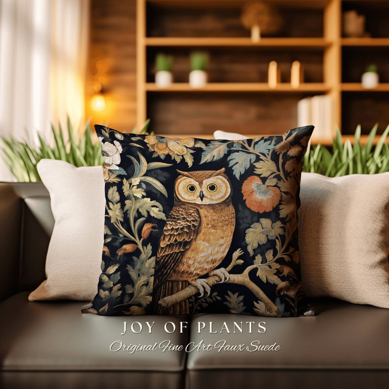 Op de afbeelding: Een decoratief kussen met een donkere achtergrond met een gedetailleerde illustratie van een uil die op een tak zit, omringd door kleurrijke bloemen en bladeren. De tekst "JOY OF PLANTS" en "Original Fine Art Faux Suede" staat onder de afbeelding.