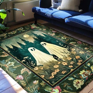Puede incluir: Una alfombra rectangular que presenta una escena de bosque verde oscuro con dos figuras de fantasmas blancas, una luna llena y un borde decorado con varias flores coloridas. El texto JOY OF PLANTS Original Fine Art Rugs aparece en la esquina.