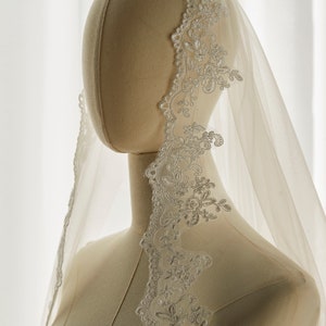 Bruidssluier met kant, kant bruidssluier Mantilla, kanten sluier, gehaakte roos kanten sluier, bruidssluier kerk, sluier met geschulpte rand