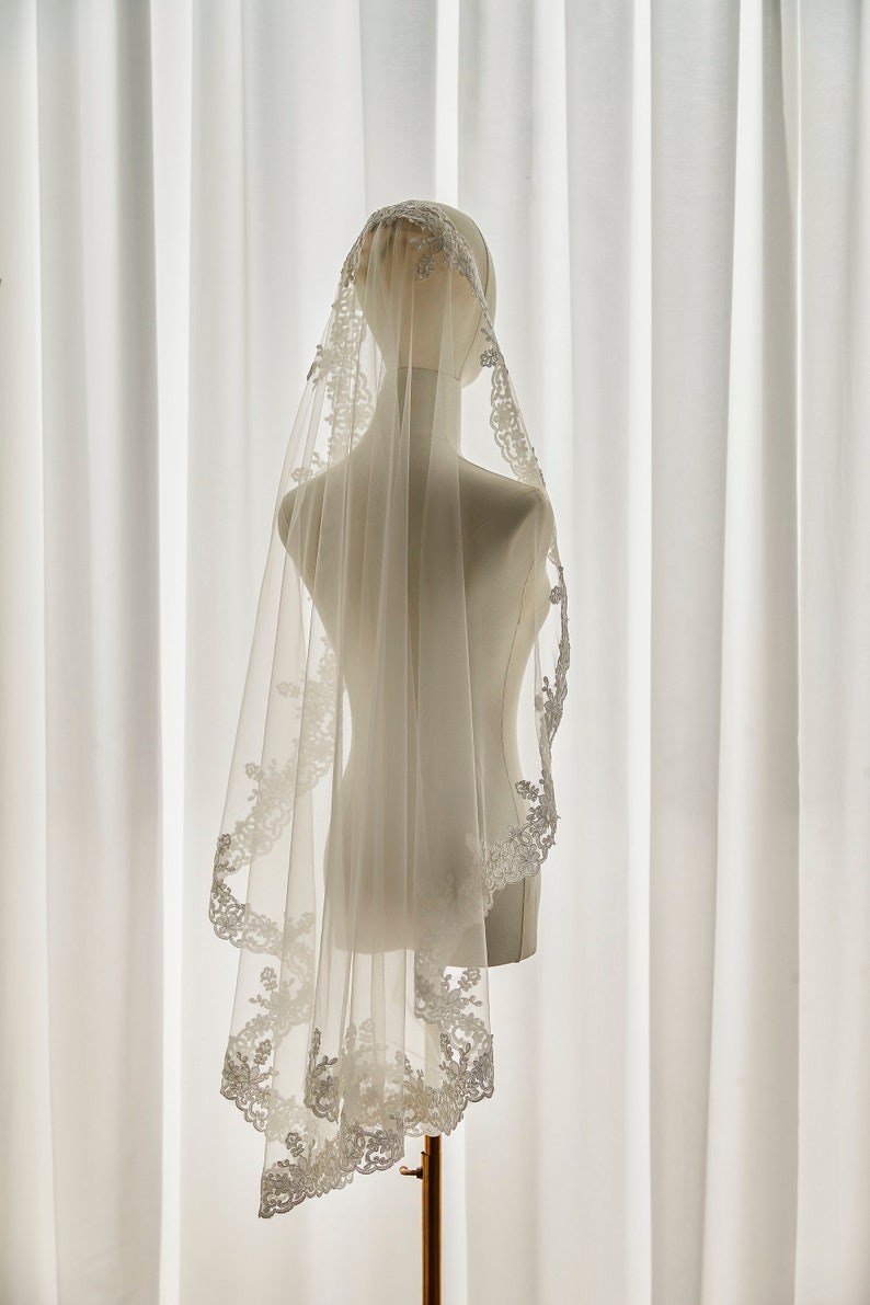 Lace Edge Bridal Veil, Mantilla Lace Wedding Veil, Lace Veil, Crochet Rose Lace Veil, Church Wedding Veil, Scalloped Edge Veil zdjęcie 2