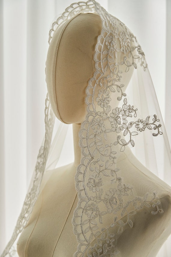 Lace Edge Bridal Veil, Mantilla Lace Wedding Veil, Lace Veil  display picture 2