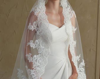 Floral Lace Mantilla Wedding Veil, Spanish Scalloped Lace Trimmed Tulle Veil, Ornate 1 Tier Fingertip Veil with Comb & Appliques, Short Veil