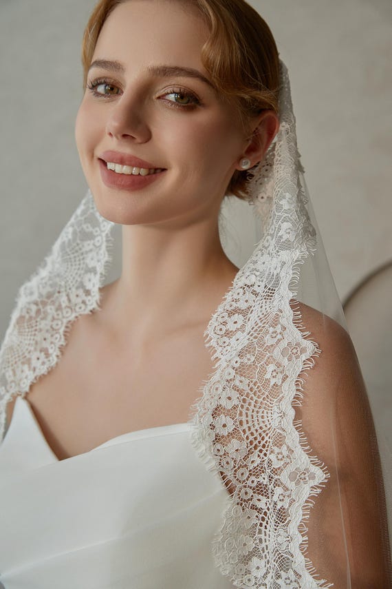 Lace Trim Bridal Veil, Mantilla Lace Wedding Veil, Rose Lace Veil, Fingertip Lace Veil,  1 Tier Veil with Comb, Eyelash Veil, Chantilly Veil