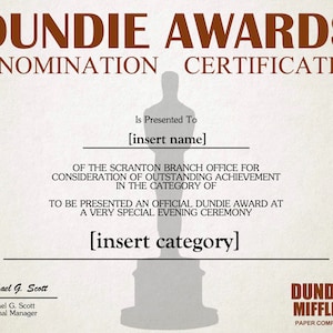 Könnte beinhalten: Eine Dundie Awards Nominierungsurkunde mit braunem Text auf beigem Hintergrund. Die Urkunde enthält den Text "DUNDIE AWARDS NOMINATION CERTIFICATE" und "Is Presented To [Name einfügen]" und "[Kategorie einfügen]" mit dem Logo der Dunder Mifflin Paper Company.