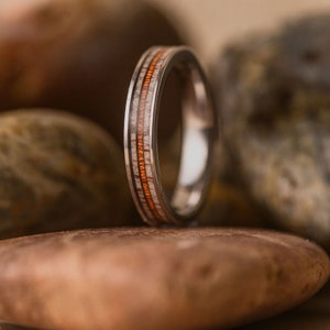 Anello in corno di cervo in tungsteno / fede nuziale con intarsi in palissandro