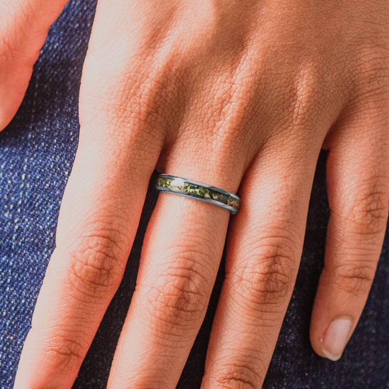 Ring aus Moosachat und Silber-Wolframstahl | 4 mm | Einzigartiger Ehering und Geschenkidee | Schmuck für Damen und Herren | Personalisierte Gravur Bild 4