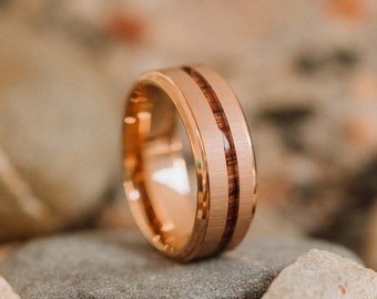 Ring aus gebürstetem Wolframstahl und Walnussholz | Botanica Schmuck | Geschenk für Ihn | Personalisierte Gravur | Corlys | Gold & natürliches Walnussholz